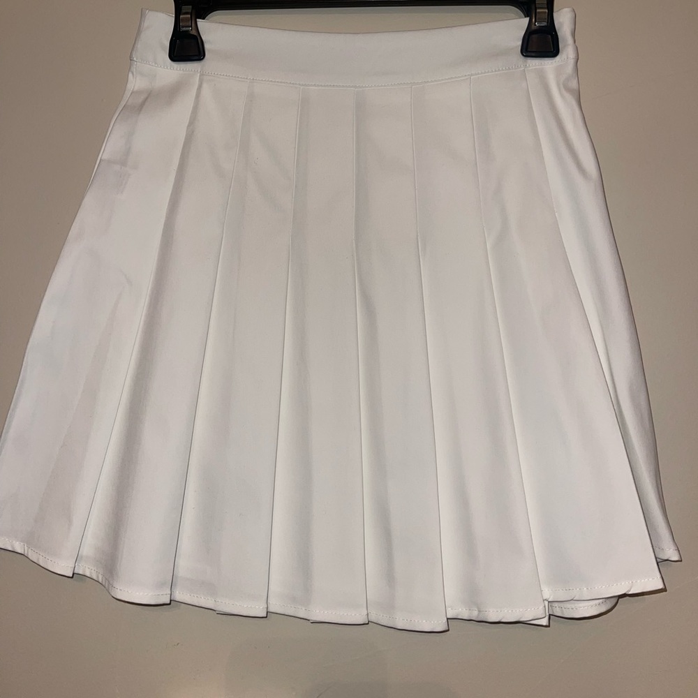 White pleaded skirt